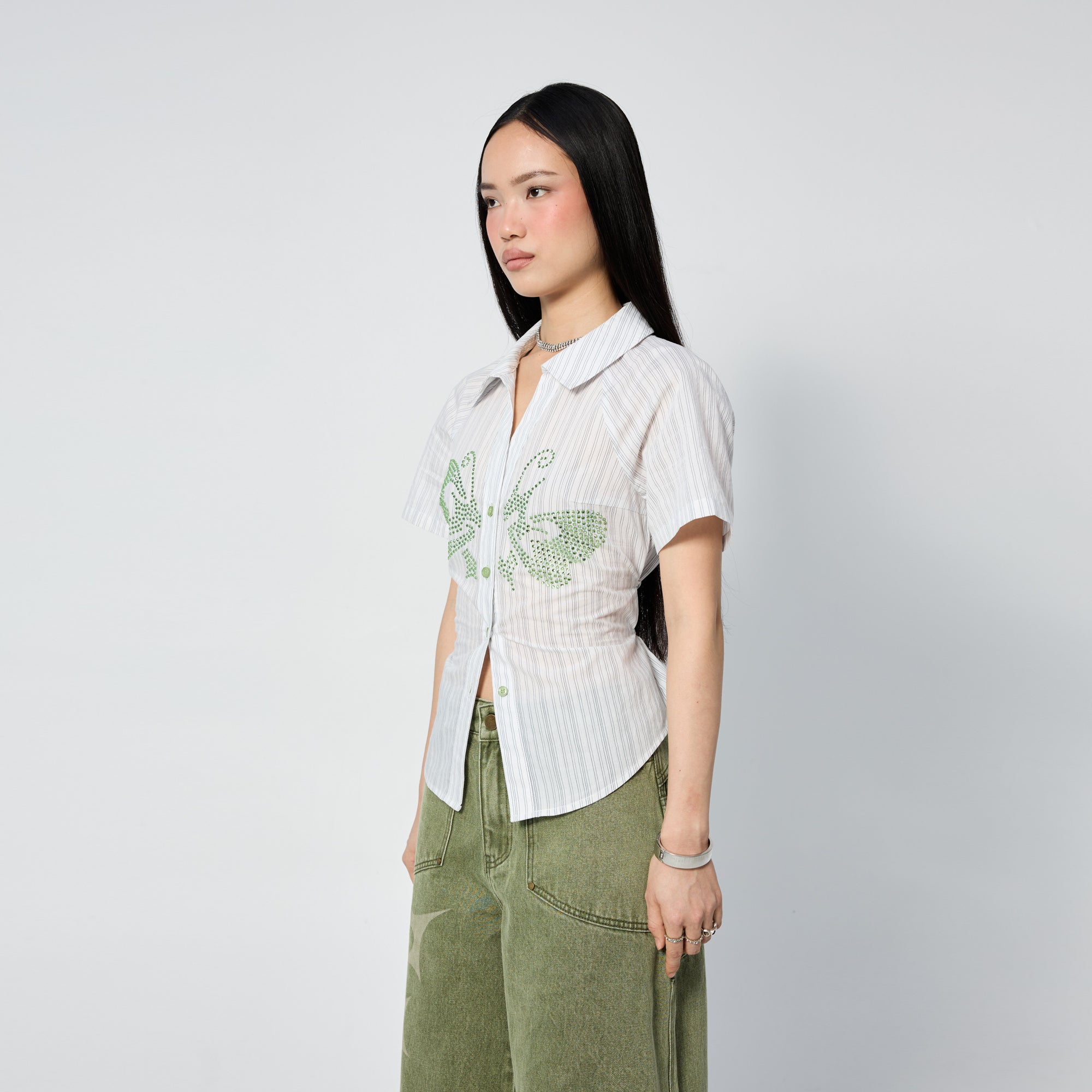 Arthur Apparel short-sleeved shirt with black and white stripes and butterfly in green rhinestones