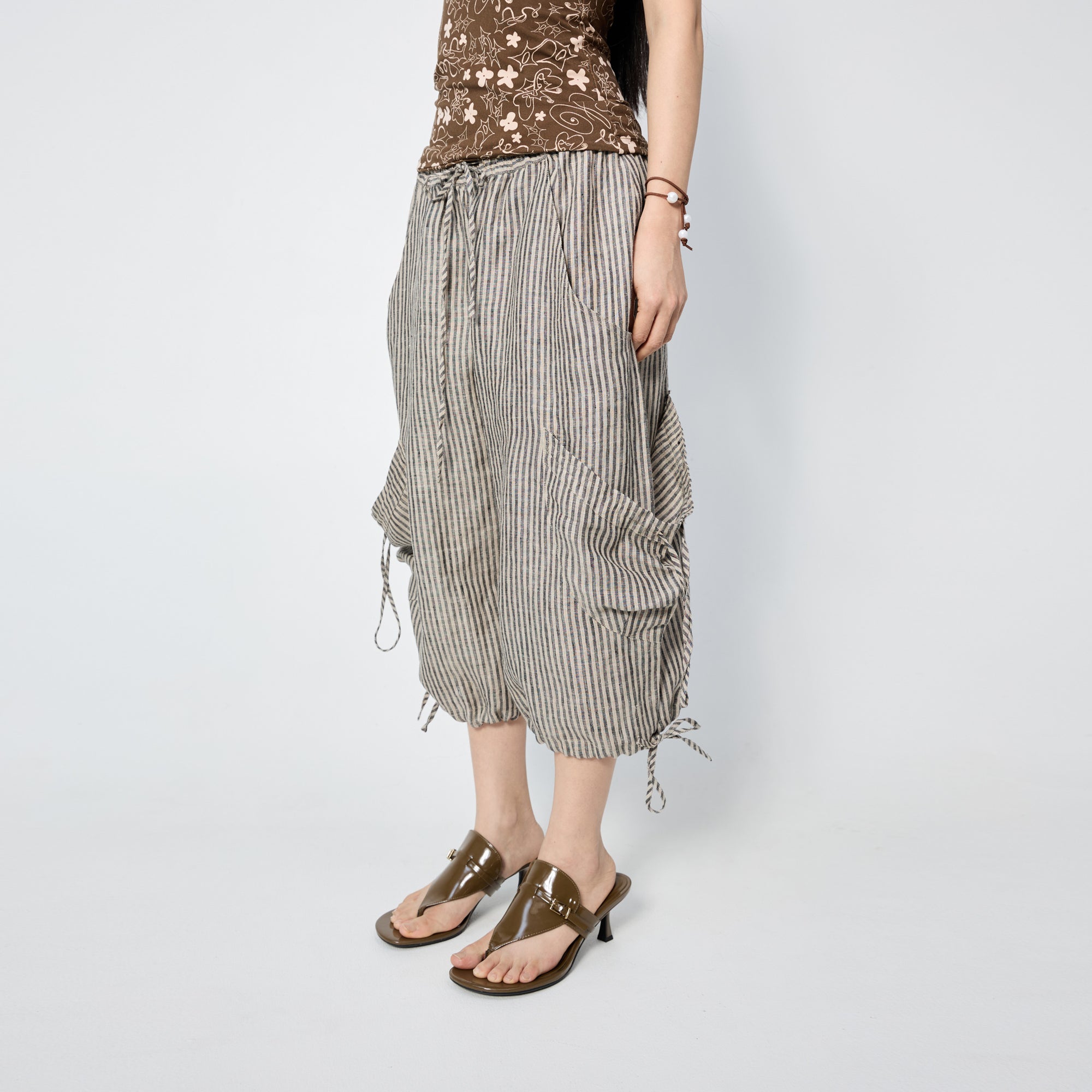 Arthur Apparel cargo short with adjustable knee and grey stripes